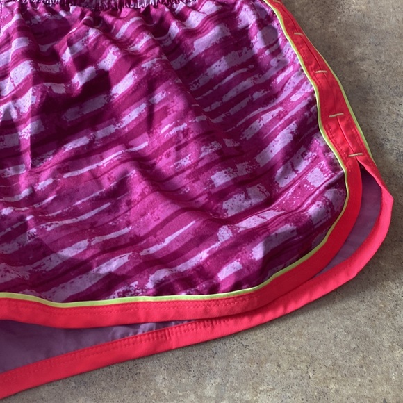 Women’s Under Armour shorts size medium - Picture 2 of 6